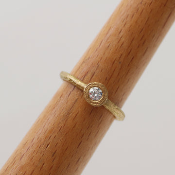 Outlet 18ct Yellow Gold Textured Single Brilliant Cut Diamond Solitaire Ring