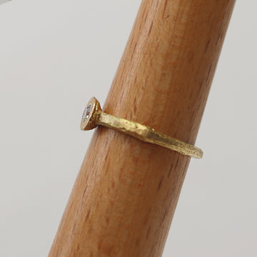 Outlet 18ct Yellow Gold Textured Single Brilliant Cut Diamond Solitaire Ring