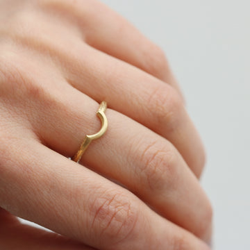 18ct Fairtrade yellow gold fitted strata wedding ring