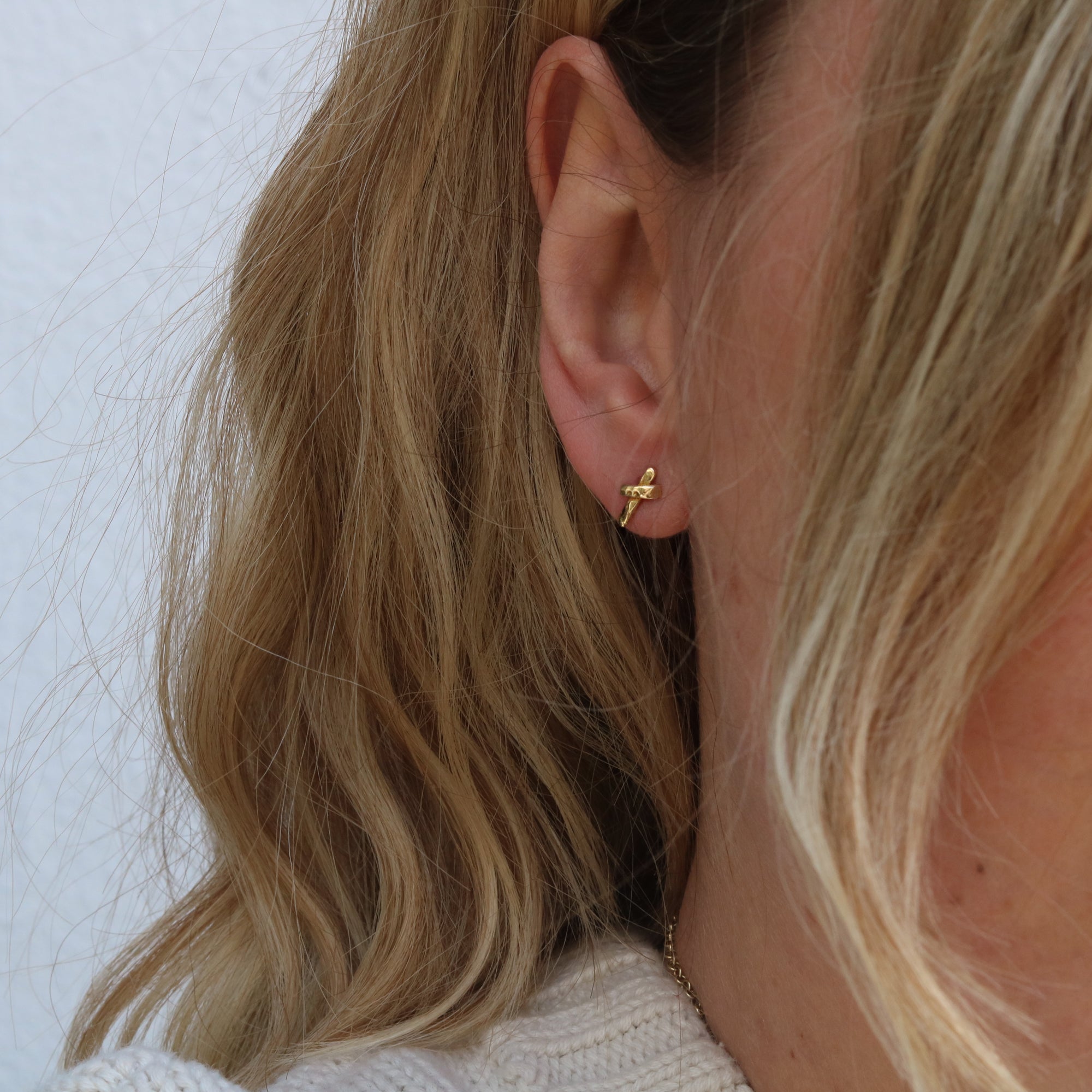 Outlet 18ct Small Yellow Gold Kiss Stud Earrings