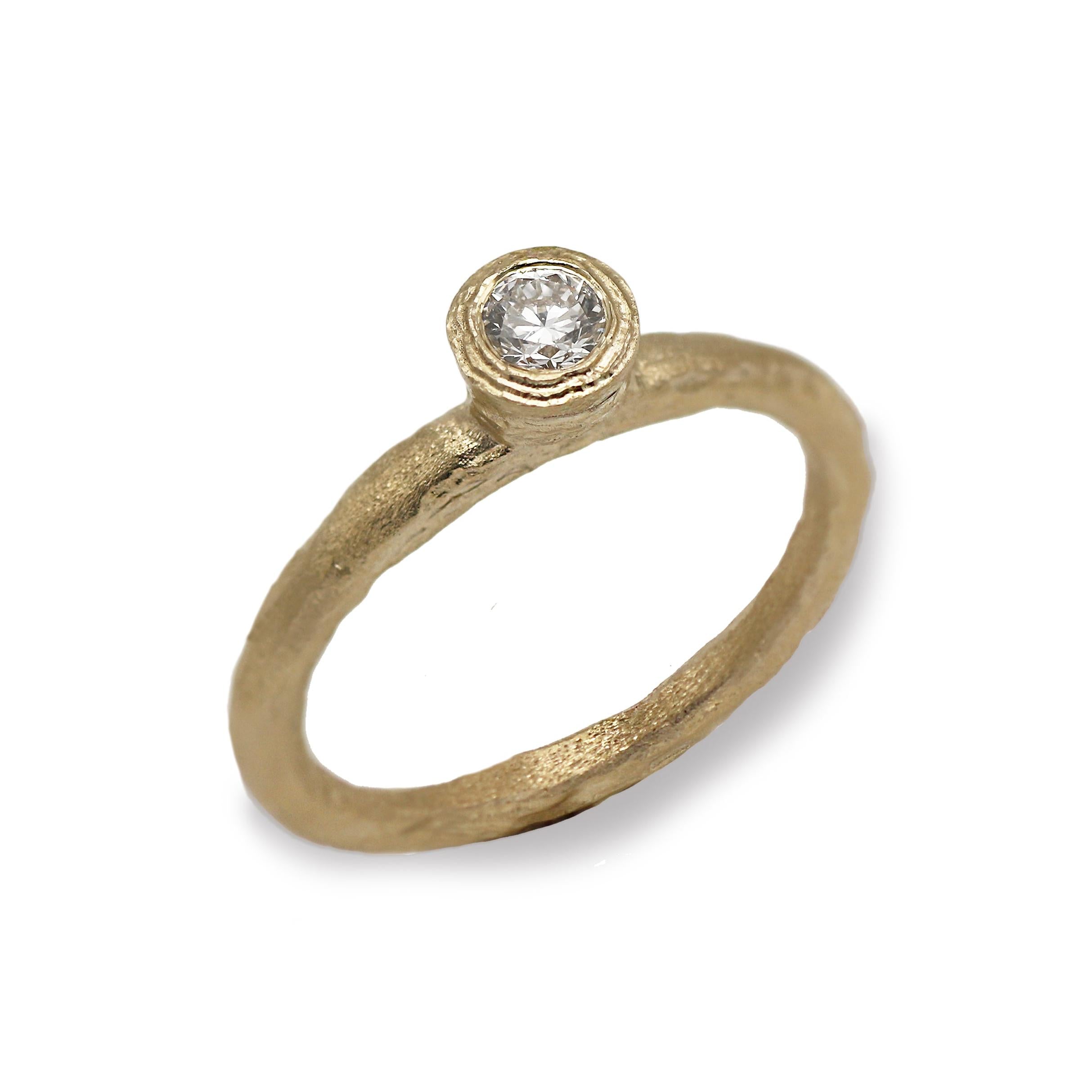 9ct Yellow Gold with White Diamond 