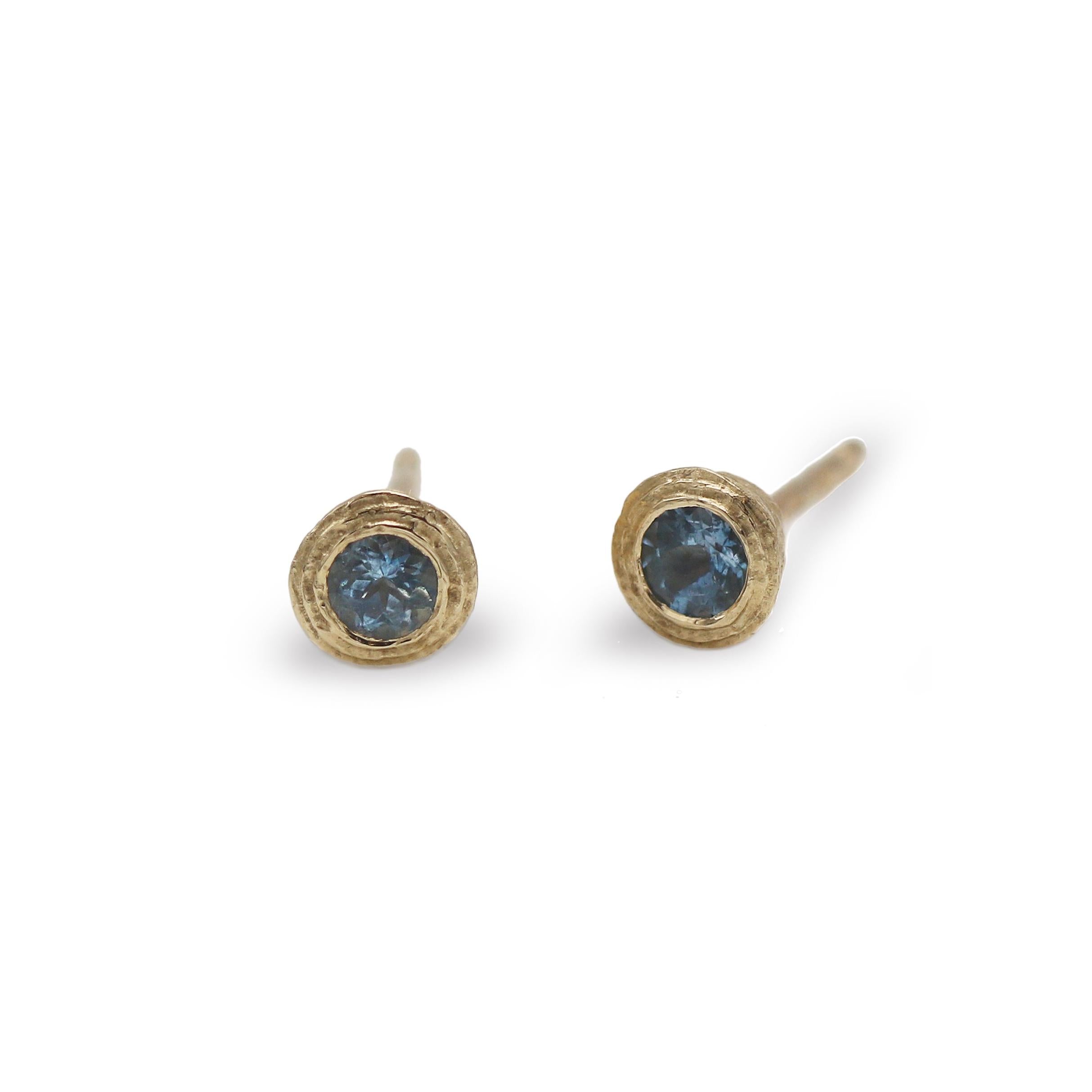 Textured Yellow Gold Ear Studs with Blue Aquamarine