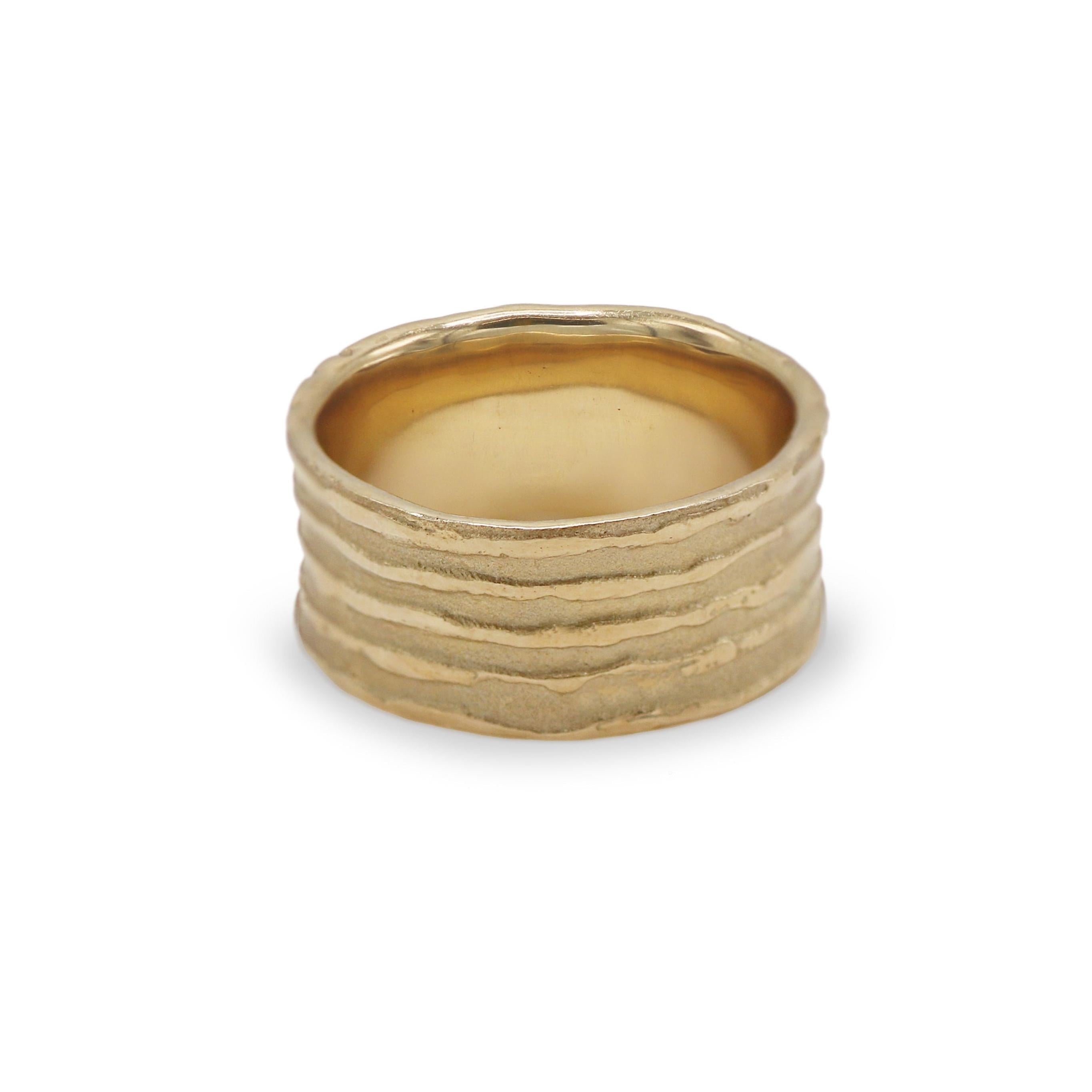 A medium-width, etched 9ct Fairtrade Yellow Gold 'Strata' ring with horizontal stripes.