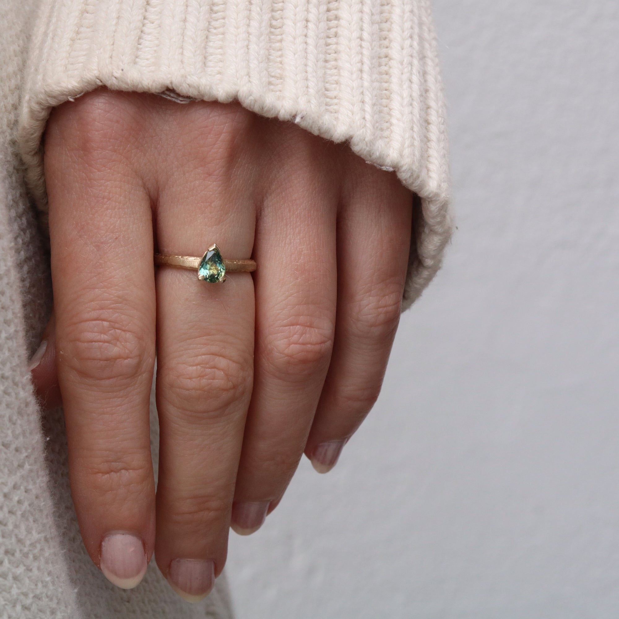 Outlet Diana Porter Green Pear Sapphire Yellow Gold Ring