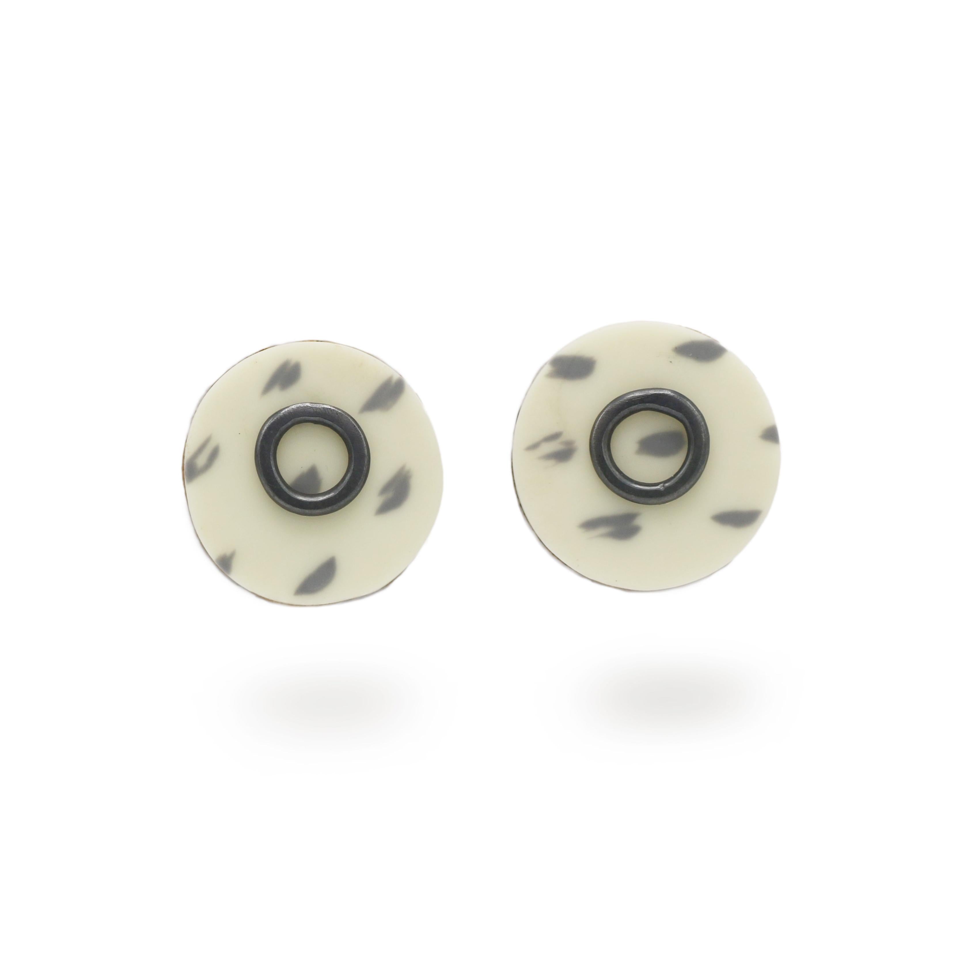 Chie Mannami Cream Circle Ear Studs