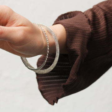 Mim Best Silver Scallop Edge Bangle
